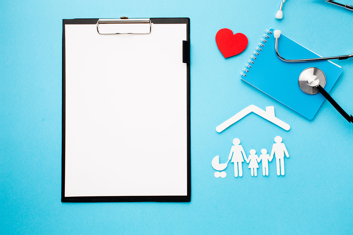 bloc note stétoscope sur fond bleu évoquant la santé